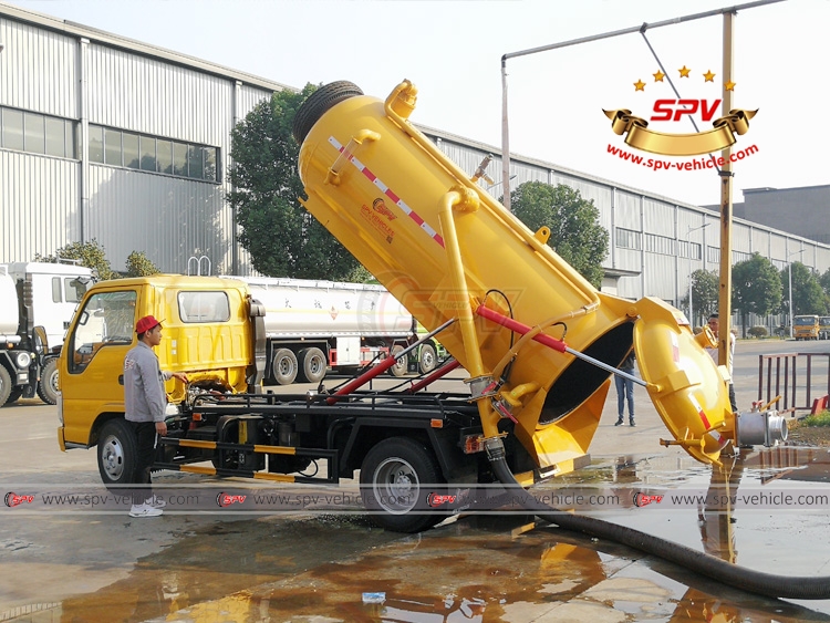 3,000 Litres Vaccum Tanker ISUZU - Tank Lifting